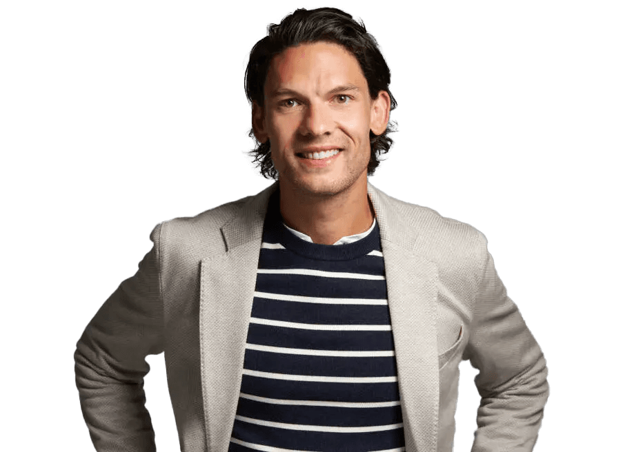 Picture of Tim van Rijk wearing a creme colourd colbert and striped sweater and he is smiling
